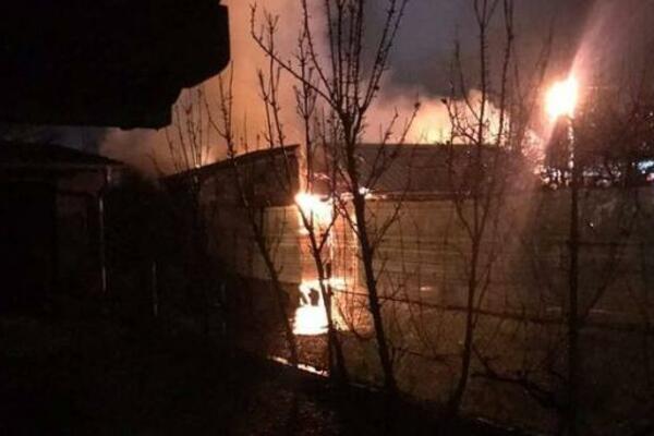 VELIKI POŽAR U RUMENCI: Vatrena stihija izbila na garaži kuće pa se proširila na šupu (FOTO)