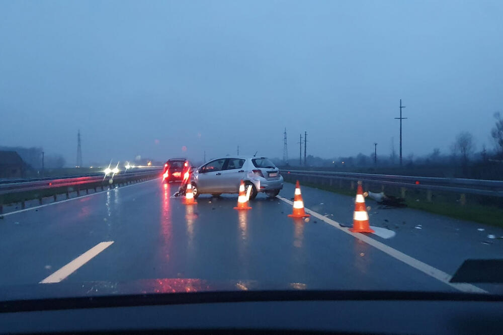 STRAVIČAN UDES NA AUTO-PUTU MILOŠ VELIKI: 1 vozilo se zakuzalo u ogradu, drugo potpuno slupano (FOTO)