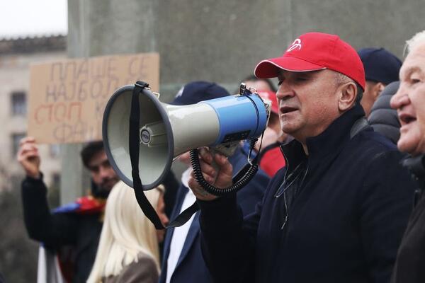 SRĐAN ĐOKOVIĆ POSLAO SNAŽNU PORUKU LJUDIMA ISPRED SKUPŠTINE: Kucnuo je čas da prestanemo da budemo ugnjetavani!