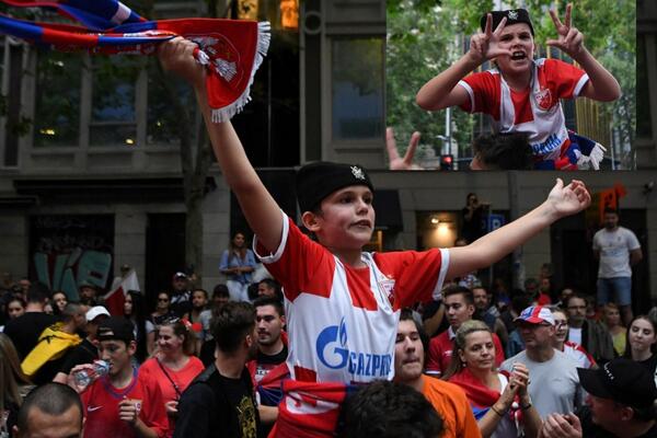 VATRENI MALI ZVEZDAŠ SA ŠAJKAČOM U CENTRU PAŽNJU: Srbi su ovako 'opremljeni' izašli na ulice Melburna! (FOTO)