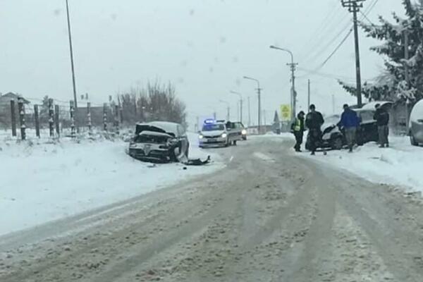 SAOBRAĆAJNA NESREĆA NA ZLATIBORU: Auto prešao u suprotnu traku, zabio se u kombi!