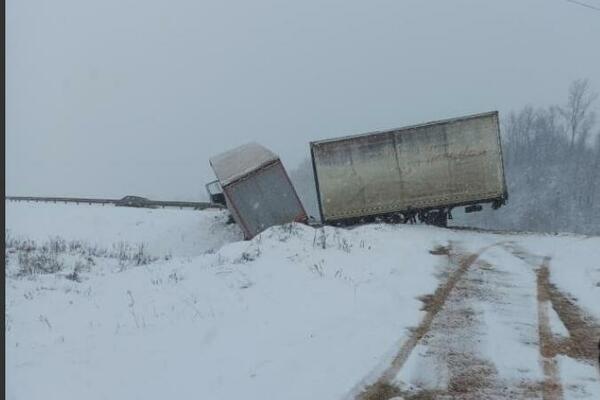 KAMION POKOSIO BANKINU I PREVRNUO SE NA KROV: Strašna nesreća kod Kragujevca (FOTO)