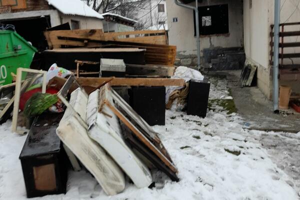 OVAKO IZGLEDA KUĆA DVOJICE DEČAKA I NJIHOVE MAJKE KOJA JE IZGORELA NA BOŽIĆ: Vatra progutala sve što su imali FOTO