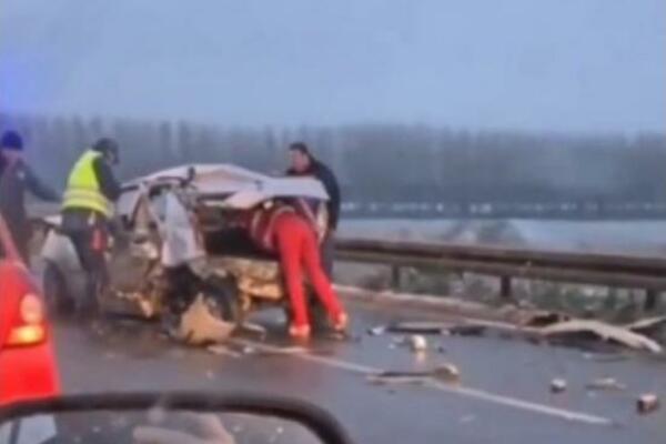 DETALJI TEŠKE NESREĆE NA PUPINOVOM MOSTU: Policajac pokušava da dođe do povređenih! (VIDEO)