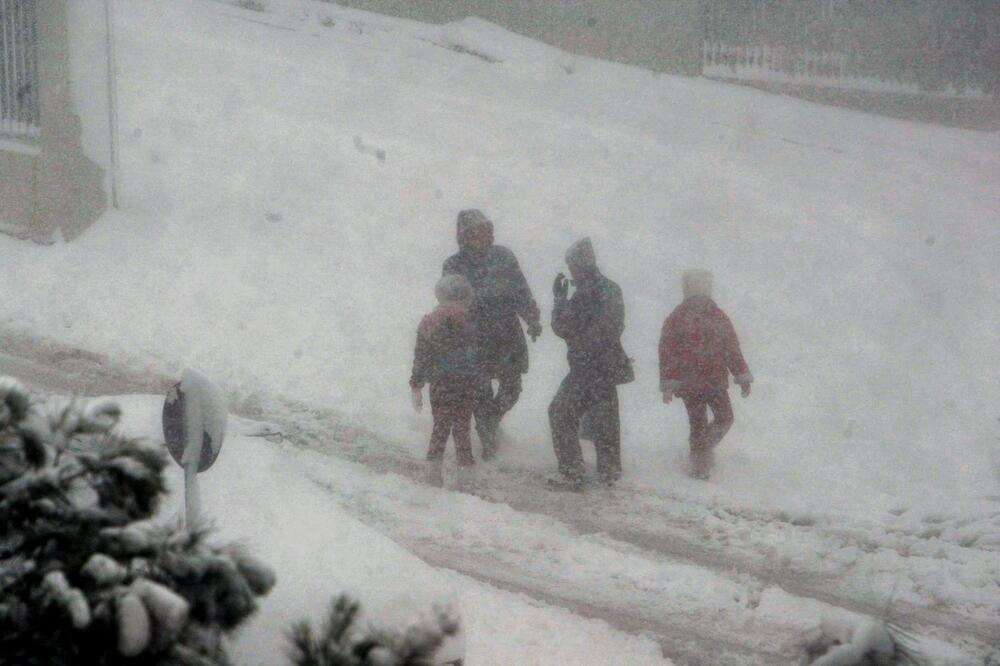 Sneg prekrio i ovaj deo Srbije! Zimska idila po putevima, ljudi se već grudvali!