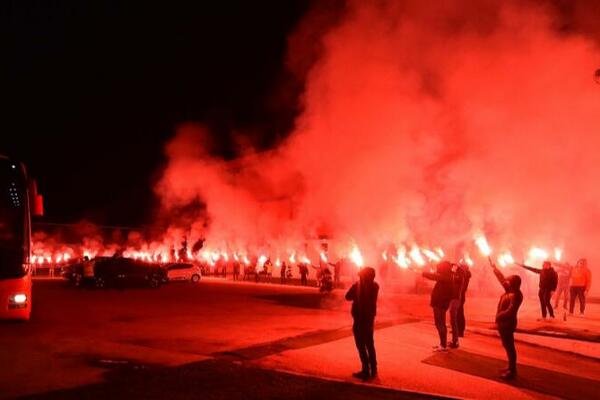 SPEKTAKL! Navijači BAKLJADOM dočekali fudbalere Zvezde! (FOTO)