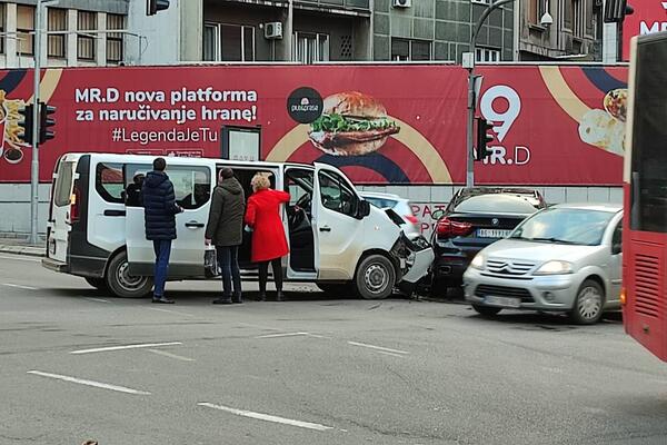 (FOTO SA LICA MESTA) KARAMBOL KOD TERAZIJSKOG TUNELA! Sudarili se BMW i kombi!