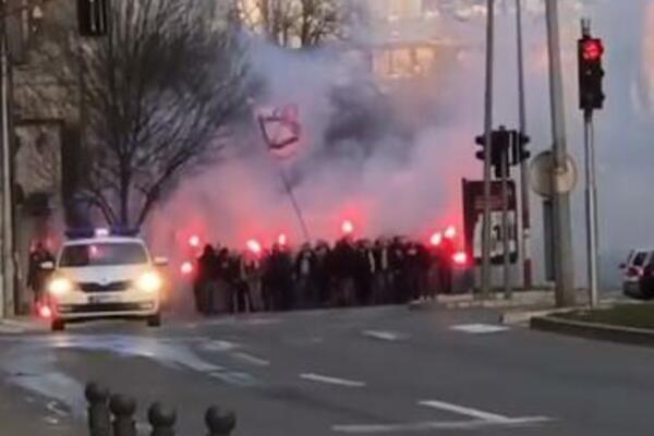 KRENULO FUDBALSKO LUDILO! Zvezdine navijačke pesme orile se Beogradom! (VIDEO/FOTO)