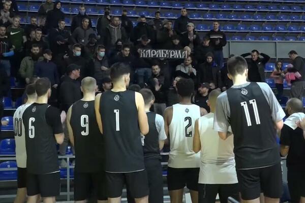 VERNI NAVIJAČI DOŠLI NA TRENING PARTIZANA! Pesma i velika podrška pred put na jug Srbije! (VIDEO/FOTO)