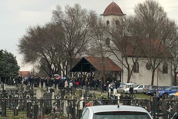 SAHRANJEN MORNAR KOJI JE PRONAĐEN ZAKLAN NA BRODU: Draganova porodica očajna! (FOTO)