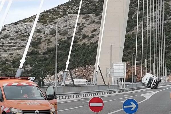 ORKANSKO NEVREME U DUBROVNIKU: Snažna bura ODGURALA kamion sa MOSTA! (VIDEO)