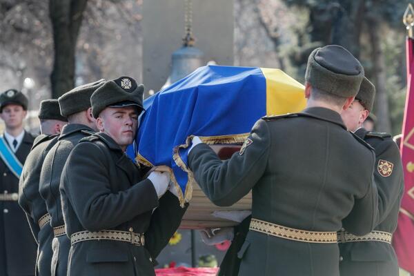 POTRESNO! Sahranjen stradali UKRAJINSKI VOJNIK, za sobom ostavio 3 ĆERKE (FOTO/VIDEO)