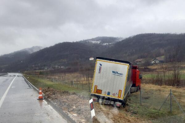 KAMIONDŽIJA IZGUBIO KONTROLU, PA SLETEO U LIVADU NA AUTO-PUTU: Ekipe još uvek pokušavaju da izvuku vozača! (FOTO)