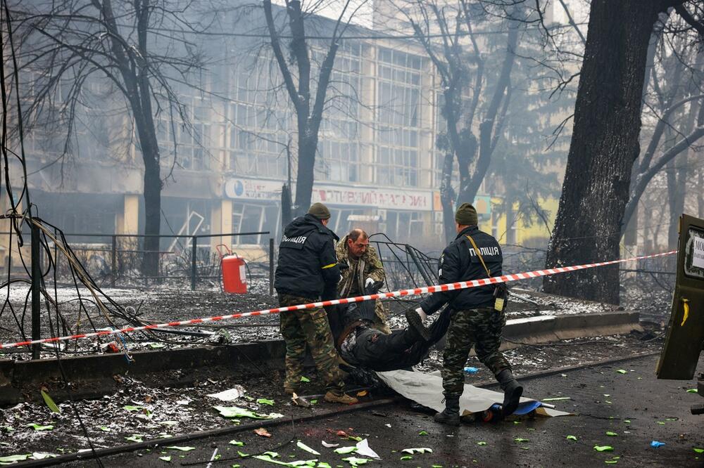 <p>Ukrajinski mediji javljaju i da je na taj deo ratišta stiglo 2.000 ruskih vojnika koji su premešteni iz vojnih baza u Južnoj Osetiji i Abhaziji</p>