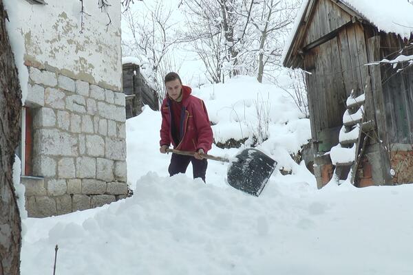 POTROŠILI 20 METARA DRVA, NAMIRNICE KUPUJU DA IMAJU DO PROLEĆA: Ovako žive meštani planinskih sela na Zlataru(FOTO)