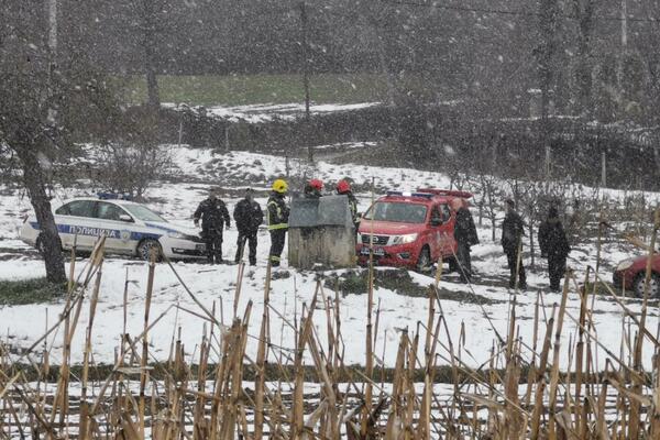 ŽENA PRONAĐENA MRTVA U BUNARU PORODIČNE KUĆE KOD ČAČKA: Vatrogasci pokušavaju da izvuku telo (FOTO)