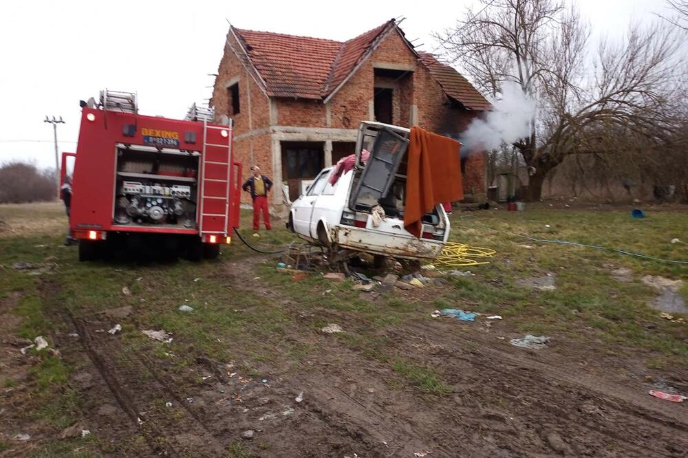 VATRENA STIHIJA ZAHVATILA KUĆU KOD ČAČKA: Starija žena zadobila POVREDE! (FOTO)