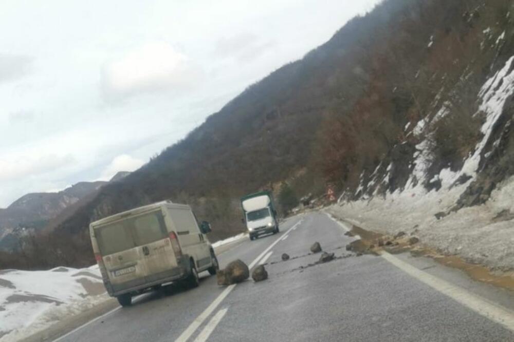 OGROMNO KAMENJE SE SRUŠILO POSRED PUTA ZA ZLATIBOR: Preti i kiša, vozači OPREZ