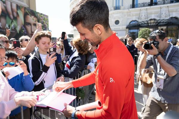 PUBLIKA U TRANSU! Nagrnuli na uličnu predstavu Novaka Đokovića! (FOTO/VIDEO)