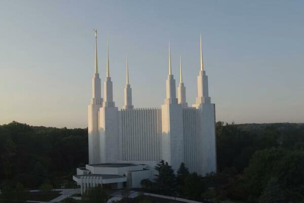 NEVEROVATNO: Mormonski hram sa 6 ZLATNIH kula otvara svoja VRATA za javnost nakon 50 GODINA! (VIDEO)
