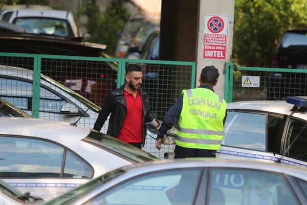 ISPLIVALE FOTKE DARKA LAZIĆA NAKON PRIVOĐENJA: Moraće da ispašta za PREKRŠAJE, šta ovo radi u autu?! (FOTO)