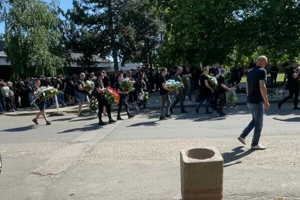 SAHRANA LUKE PERENČEVIĆA NA BEŽANIJSKOM GROBLJU: Navijači nose cveće i vence (FOTO)