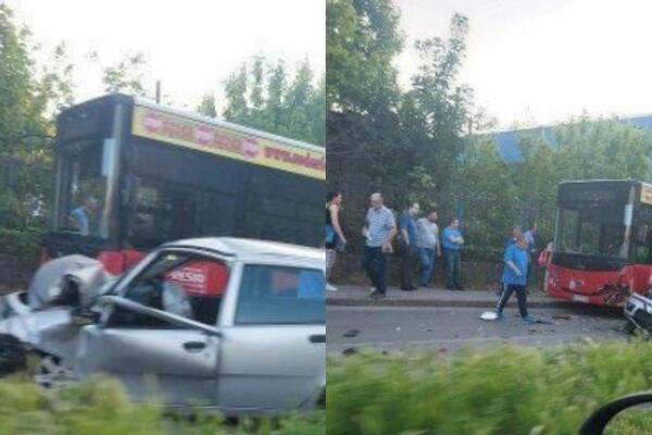 STRAVIČNA NESREĆA U KUMODRAŠKOJ! Automobil POTPUNO smrskan nakon SUDARA SA AUTOBUSOM! (FOTO)