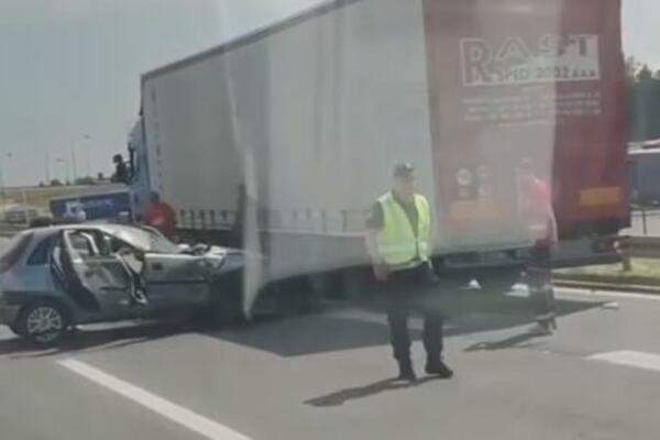 NESREĆA KOD ISKLJUČENJA ZA SURČIN: Sudarili se AUTOMOBIL i KAMION (VIDEO)