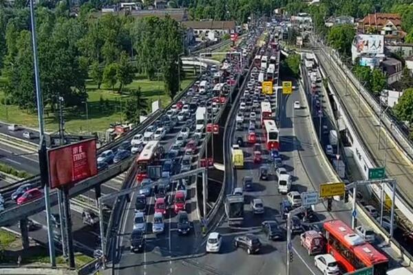 NIJE NI PODNE, A VEĆ KOLAPS U BEOGRADU: Najkritičnije na Autokomandi, evo koje PROMETNE TAČKE treba IZBEĆI! (FOTO)