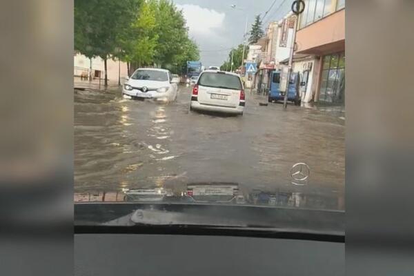 ČAČAK I VLASOTINCE POTOPLJENI: Pogodilo ih strašno nevreme, najavljeno još kiše! (FOTO)