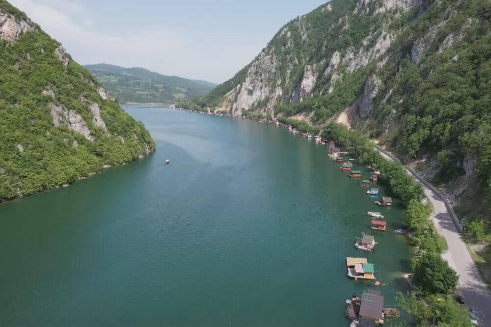 "SPRŽILE NAM NOVČANIK": Srbi ŠOKIRANI cenom prženica u restoranu na Drini, nije im bilo dobro kad je stigao račun