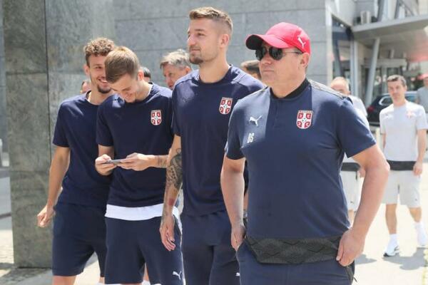 SJAJNO RASPOLOŽENJE! Srpski fudbaleri iskoristili predivan dan za šetnju po Ljubljani! (FOTO)