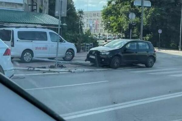 IŠČUPAO SEMAFOR IZ BETONA: Težak sudar u Novom Sadu! (FOTO)