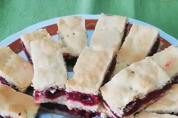 STARINSKI RECEPT ZA LENJU PITU SA VIŠNJAMA: Tajni sastojak NAŠIH BAKA mora da ZNA SVAKA DOMAĆICA (RECEPT)