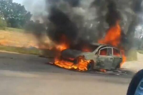 ZAPALIO SE JOŠ JEDAN AUTOMOBIL NA PUTU ZA POŽAREVAC: Vatra kulja, od njega nije ostalo ništa! (VIDEO)