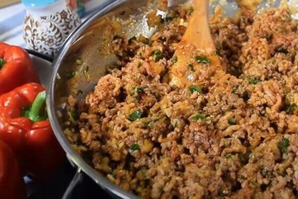 TRADICIONALNI RECEPT ZA PUNJENE PAPRIKE I TO BEZ ZAPRŠKE: Ovaj začin daje poseban šmek (RECEPT)