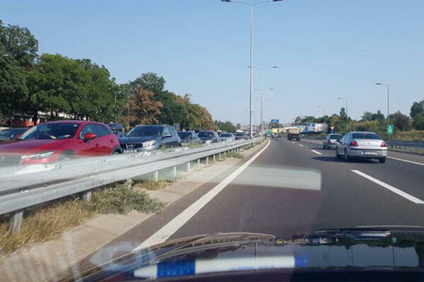 LANČANI SUDAR 4 AUTOMOBILA U BEOGRADU! Haos na putu, pravi se kolona vozila! (FOTO)