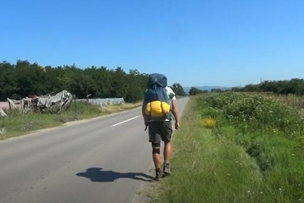 METOD ODLUČIO DA PREPEŠAČI PUT DUG 2.000 KILOMETARA! Po vrućini nosi 24kg na leđima, SADA JE U SRBIJI! (VIDEO)