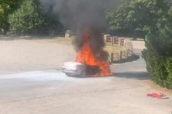 GORI AUTOMOBIL NA AVALI: Vatra ga PROGUTALA, ništa od njega neće ostati! (FOTO)