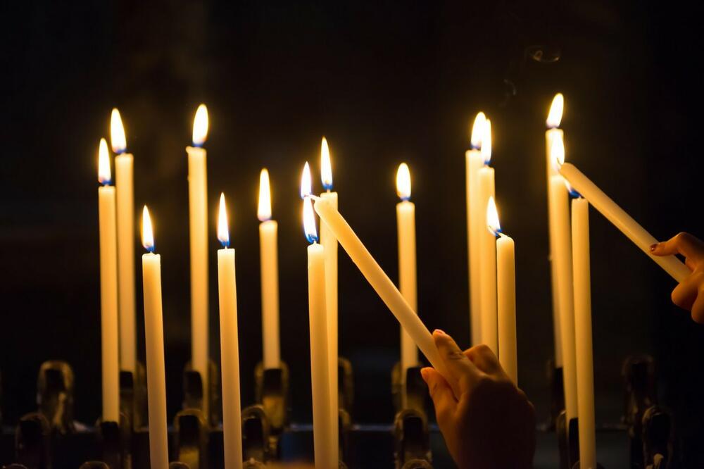 ZA POKOJ DUŠA NASTRADALE DECE U SRBIJI: Paljenje sveća organizovano u Crnoj Gori