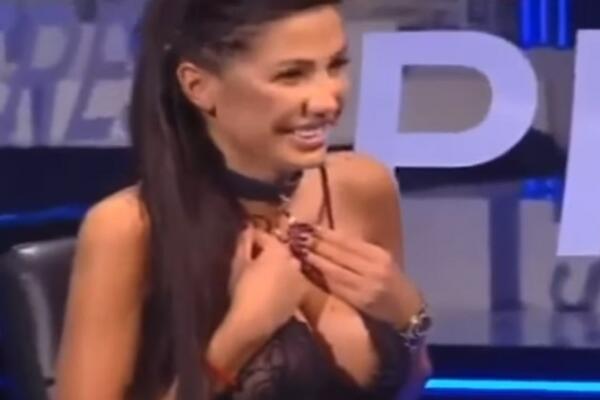 VODITELJKI ISPALE GRUDI USRED EMISIJE: Videle su se CELE, NIJE NOSILA BRUS! (VIDEO)