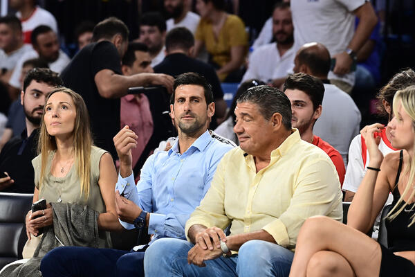 NOVAK SA JELENOM U PRVOM REDU DVORANE U ISTANBULU: Đoković nastavlja da prati srpske košarkaše! (FOTO)