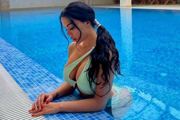 HELENA IMA PRVU GUZU ESTRADE! ISTAKLA I OGROMNE SILIKONE: SE*SI TELO oduševilo MUŠKU POPULACIJU! (HOT FOTO)