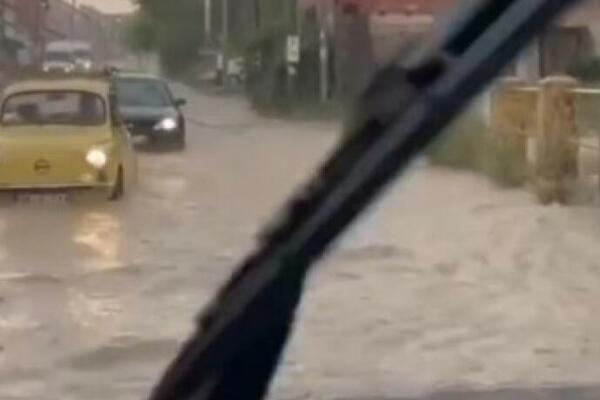 NEZAPAMĆENO NEVREME U VRANJU: Bujica reke nosila sve pred sobom, automobili PLUTAJU! (VIDEO)