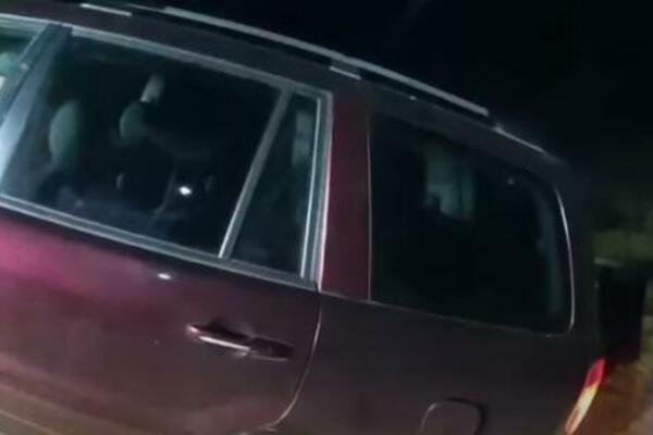 ZAGLAVIO MU SE AUTO, ZVAO POLICIJU, A ZATIM SE DESIO KRVAVI HOROR: Ovo nikako NIJE ZA OSETLJIVE, STRAVIČNO! (VIDEO)