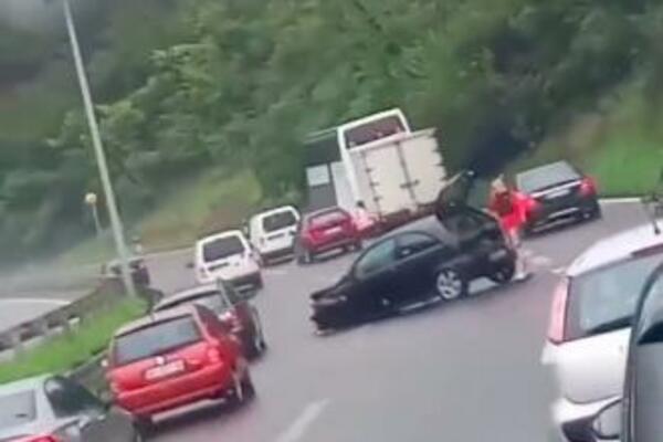 OPŠTI KOLAPS NA BUBANJ POTOKU! Slupan automobil BLOKIRA saobraćaj! (VIDEO)