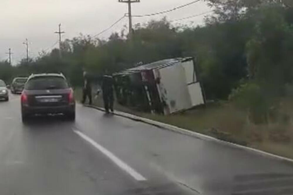 TEŠKA SAOBRAĆAJKA NA SMEDEREVSKOM PUTU: Kamion SLETEO u jarak! (VIDEO)