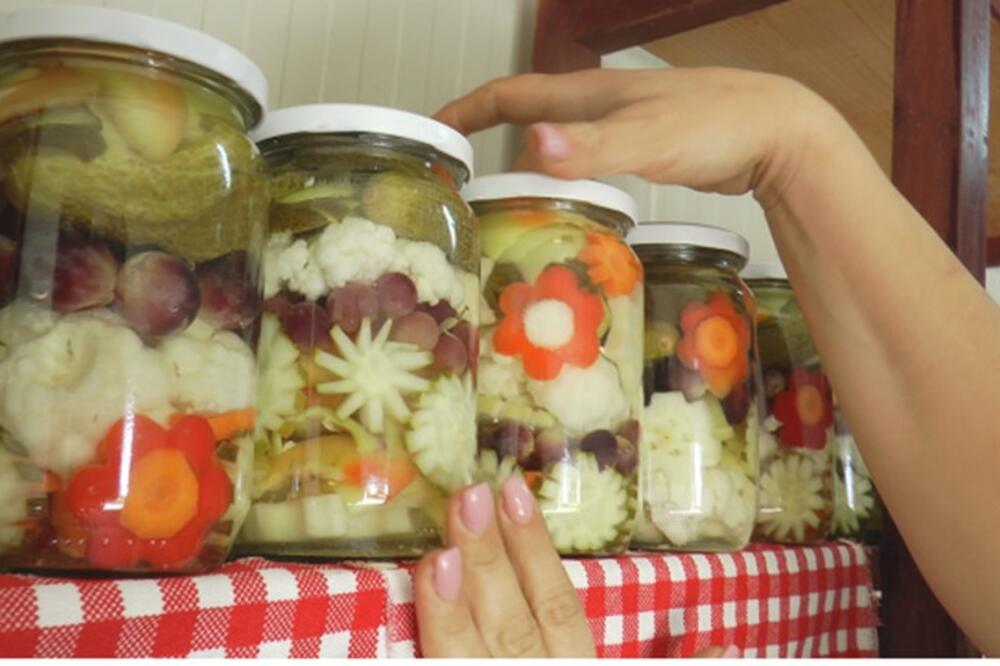 KONZERVANSA NEMA NI NA MAPI: Od ove zimnice nema bolje, a sprema se OČAS POSLA (RECEPT)