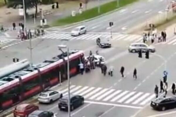 PRVI SNIMAK SA MESTA NESREĆE NA NOVOM BEOGRADU: Tramvaj udario u čoveka u invalidskim kolicima (VIDEO)