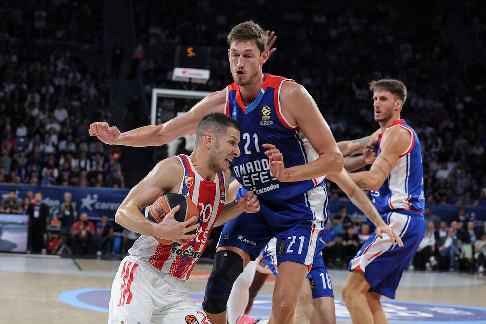 Nikola Ivanović na utakmici Efesa i Crvene zvezde